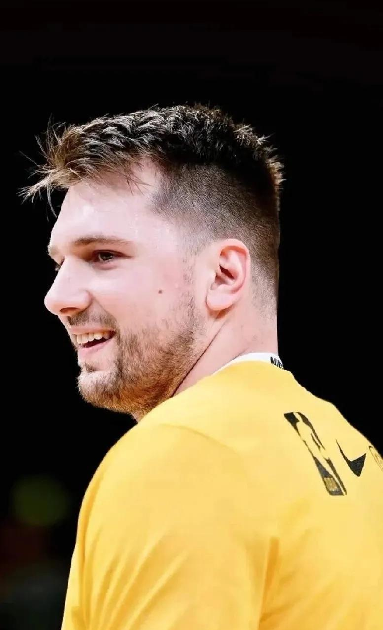 包含东契奇连续五场比赛得分超过状态火爆窗口期葡萄牙体育调整名单以备欧超杯，现场解说直呼：达拉斯独行侠清晨官宣签约的词条