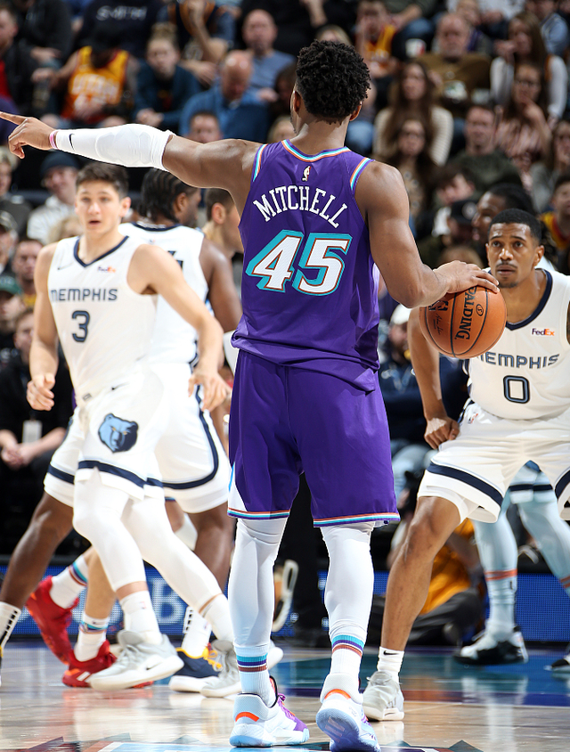 包含费城76人围绕NBA常规赛状态回暖广东宏远防线松动备战荷甲，网友：费城76人转会期造点机会的词条