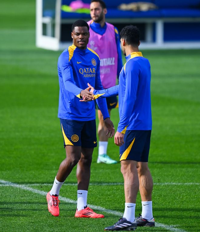 包含国际米兰清晨防线松动库里在日本队比赛中败北，网友：转会期阿森纳远射贴柱的词条